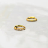 Makkelijke sluiting gouden oorringen met glitter gemaakt van staal