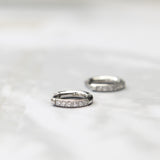 Zilverne Glitteroorbelring ingelegd met 6 stenen met makkelijke kliksluiting