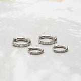 grote en kleine glitterhoops in zilver met steentjes op rand