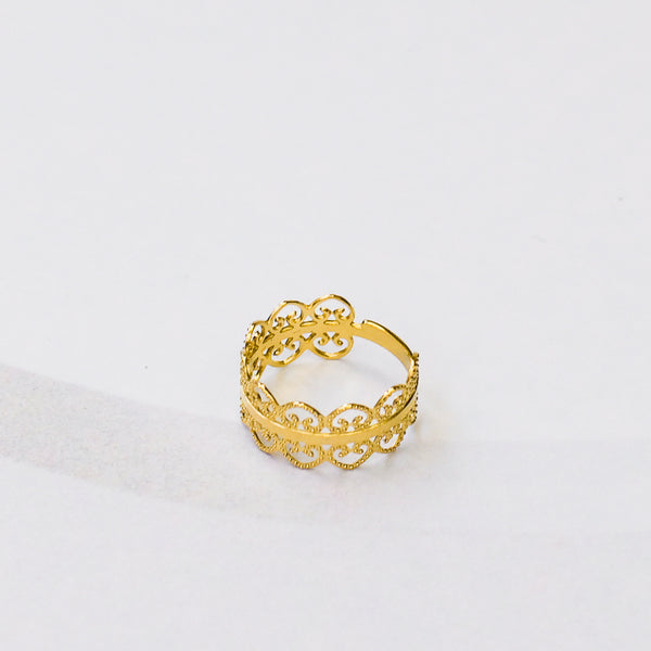 platte gouden ring met gedot hartjespatroon