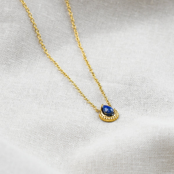 Ketting goud donkerblauw lapis lazuli druppelvorm bedel