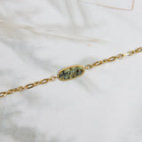 Kleine sieraden en  armbandjes met groene steen geschikt voor zakelijke kleding