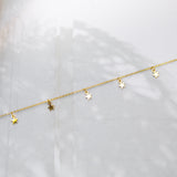 Gouden minimalistische sieraden armband met gouden sterretjes