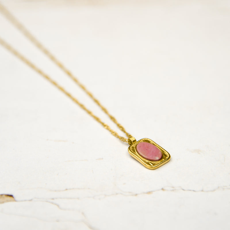Stalen gouden ketting met rechthoekige bedel en ovale roze steen voor dames in Alkmaar