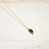 Lapis Lazuli ketting donkerblauw aan een gouden dunne schakelketting kerstsieraden