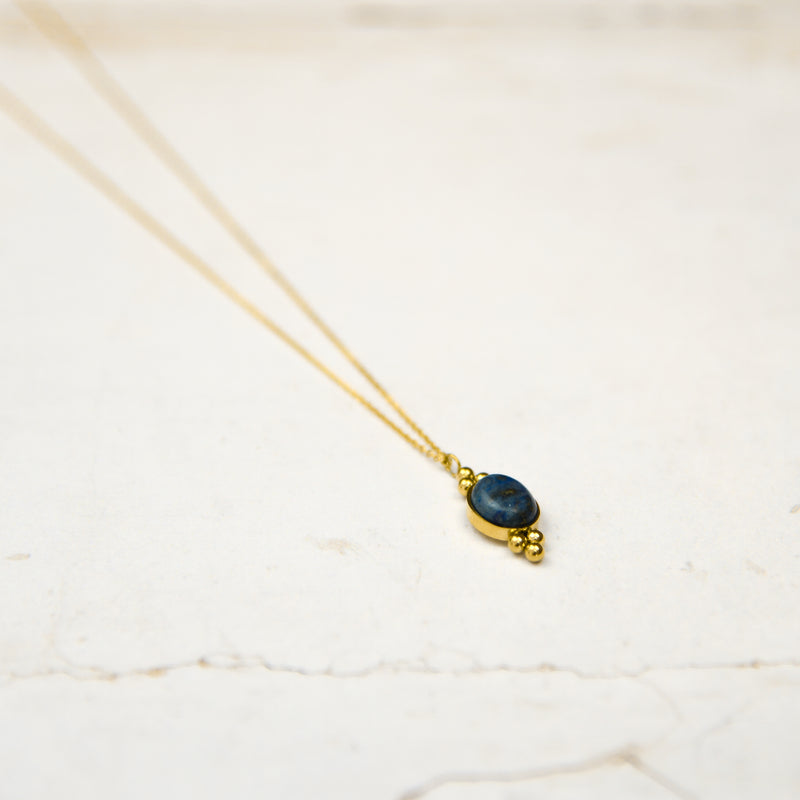 Lapis Lazuli ketting donkerblauw aan een gouden dunne schakelketting kerstsieraden