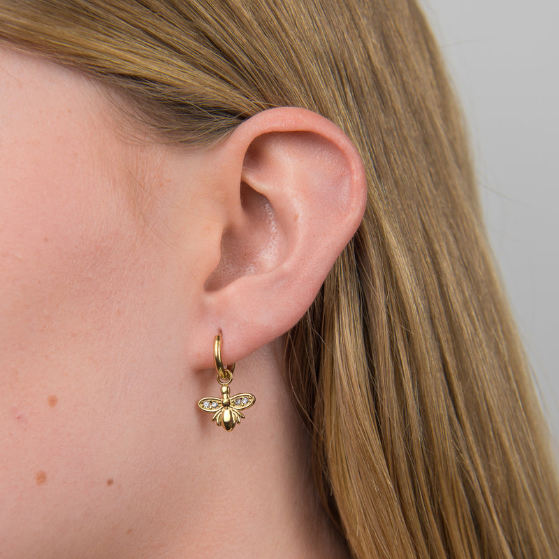 Gouden oorbellen met glitters in de vorm van een bij werp vlinder 