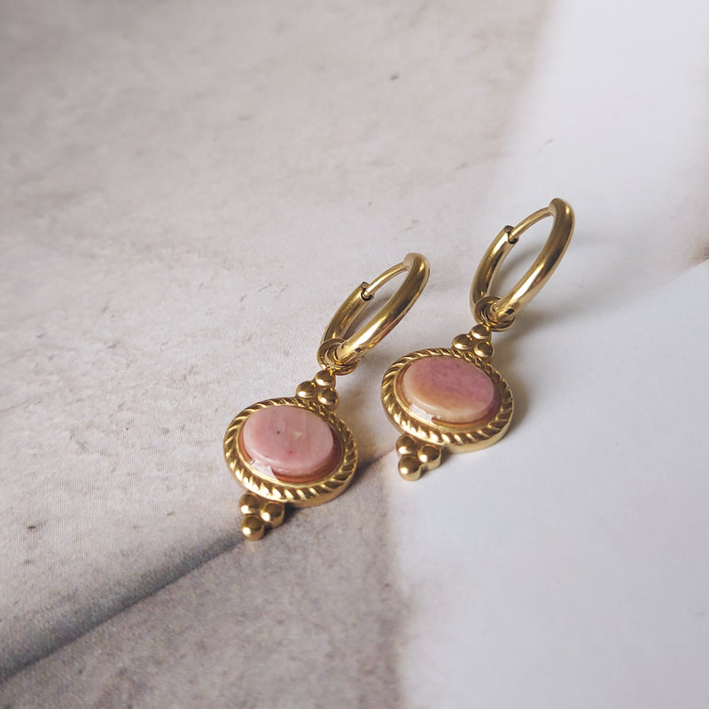 Roze oorbellen met ovale steen met chique uitstaling