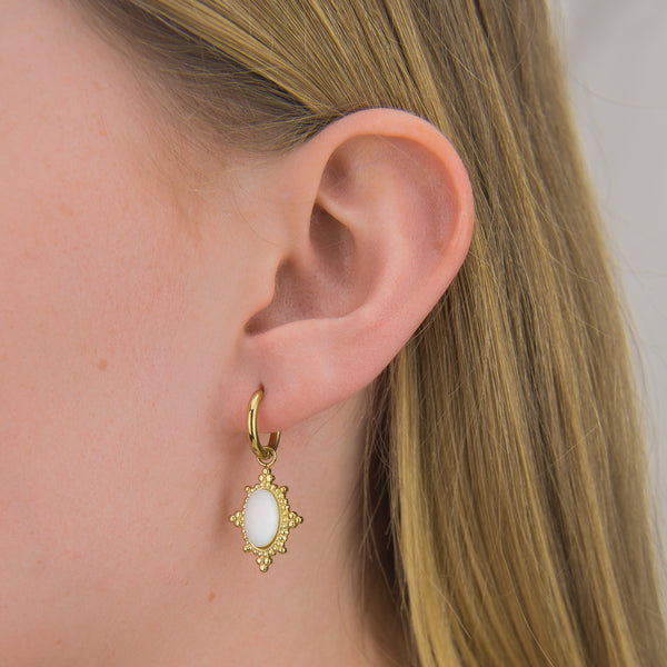 Witte unieke oorbellen met gouden setting