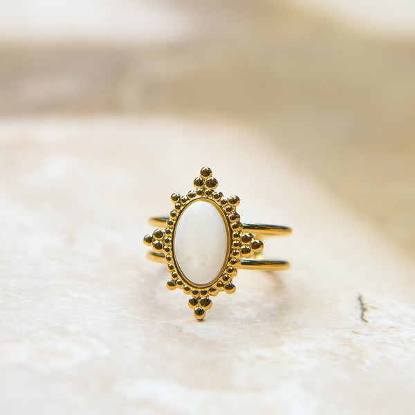 Schuim bubbels ring in goud met witte ronde steen