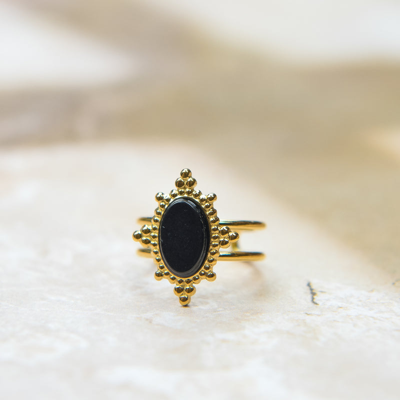 Statement ring met zwarte ovale onyx met rijk gedetailleerde setting 