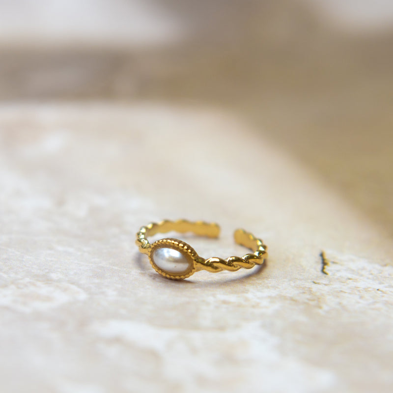 Parel ring met vlechtpatroon 