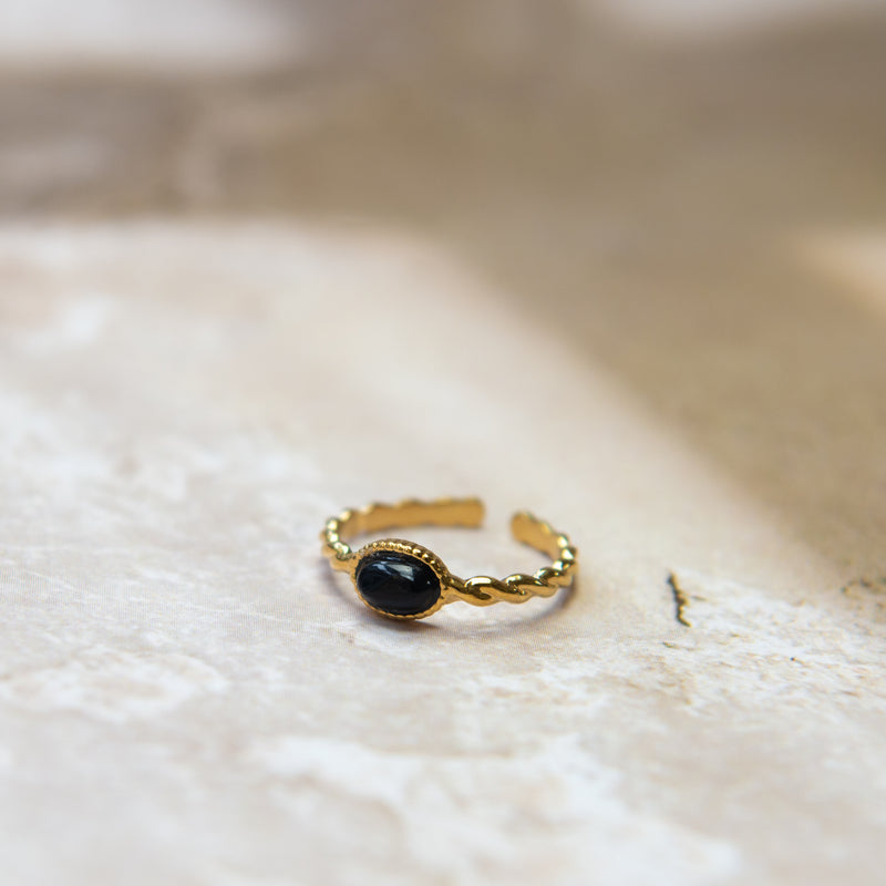 Verstelbare gouden ring met vlechtpatroon met ovale zwarte steen 