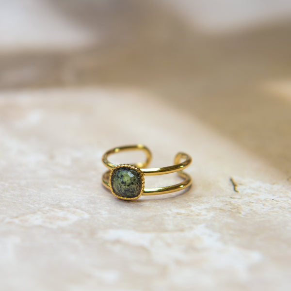 Gouden ring met een groene steen in de setting