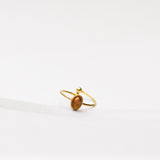 Tijgeroog ring aan een gouden band met simpel elegant design