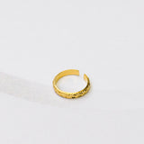 simpele gouden ring met gebutste details