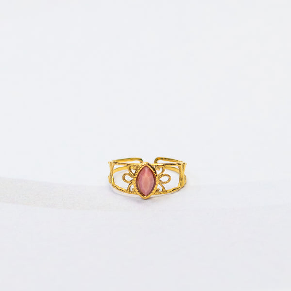 Gouden opengewerkte ring met roze rhodoniet met bloemvorm