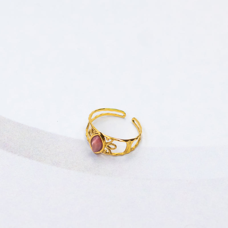 Taps toelopend gouden opengewerkte ring met roze steen