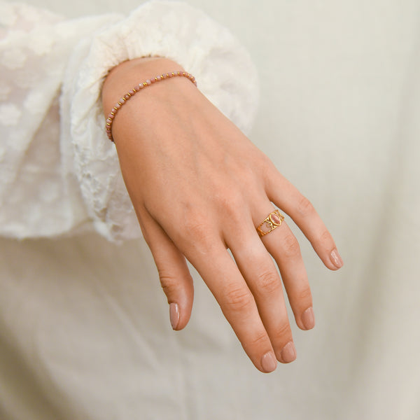 Modelfoto gouden ring met roze steen