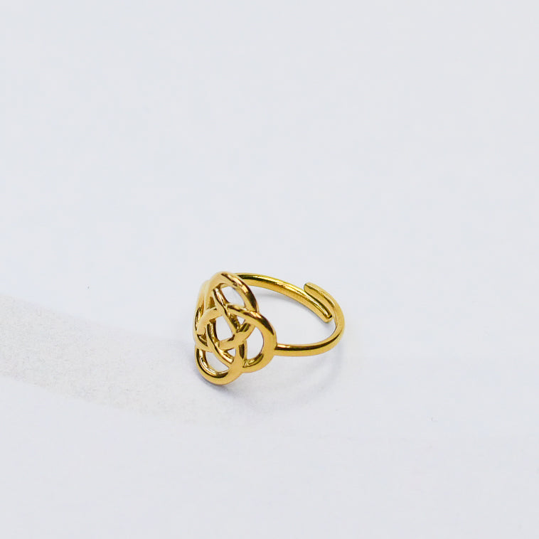 Dubbele knoop ring uitgevoerd in goud staal met symbolische krachten