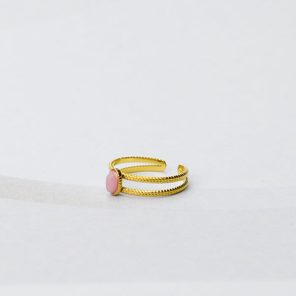 Dubbele gouden band ingelegd met ovale roze steen