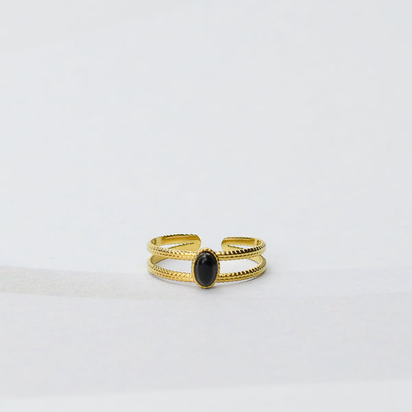 gouden ring met bewerkte band met ovale zwarte steen