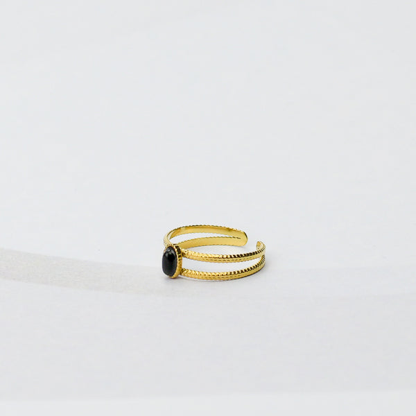 Bolle agaat zwarte steen met gouden bewerkte ring