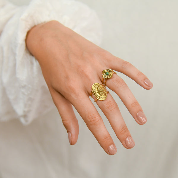 Gouden Statement ring om middelvinger met rimpelend effect