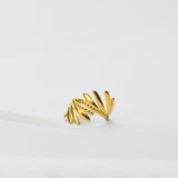 Gouden stalen ring versierd met veren voor spiritualiteit