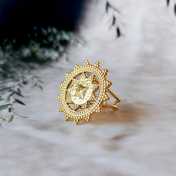 Gouden ring met grote bedel met Azteken versieringen. Zonvormige binnenkant zonvormige buitenkant