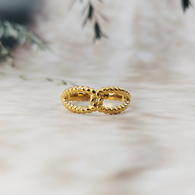Geknoopte dubbele ring in goud dubbele lus