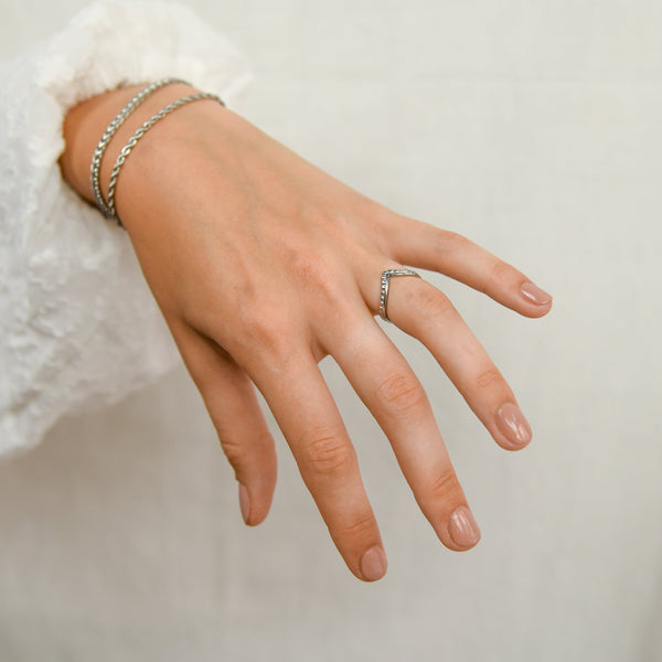 V vormige zilveren ring met bijpassende armbanden